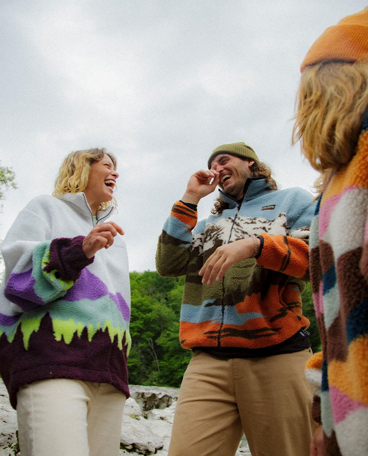 PICTURE ORGANIC CLOTHINGの洋服を着た男性と女性3人が笑って話すイメージ