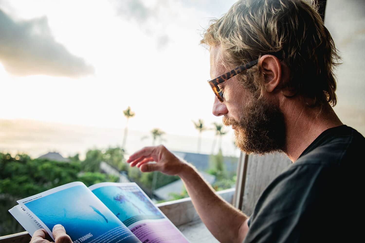 DONT PANICの眼鏡をかけて本を読む男性のイメージ