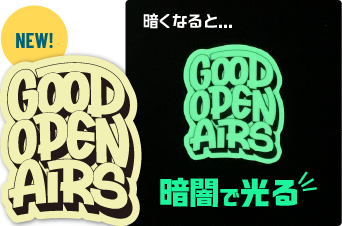 ロゴステッカーGLOWの通常時と暗闇で光るステッカーの比較