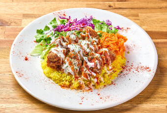 数種類のスパイスで漬け込んだチキンをサクサクなフライドチキンに仕上げた看板メニューチキンオーバーライス