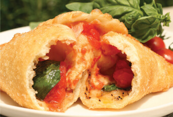 ピザを揚げた「フリッツァ」。外はサクッ、中はモチッとした生地から溢れる濃厚なチーズと素材の旨味は格別。