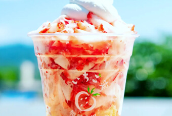 自園で採れた、完熟紅ほっぺを使用した冷たいいちごスイーツ。一番上にソフトクリームが載っています