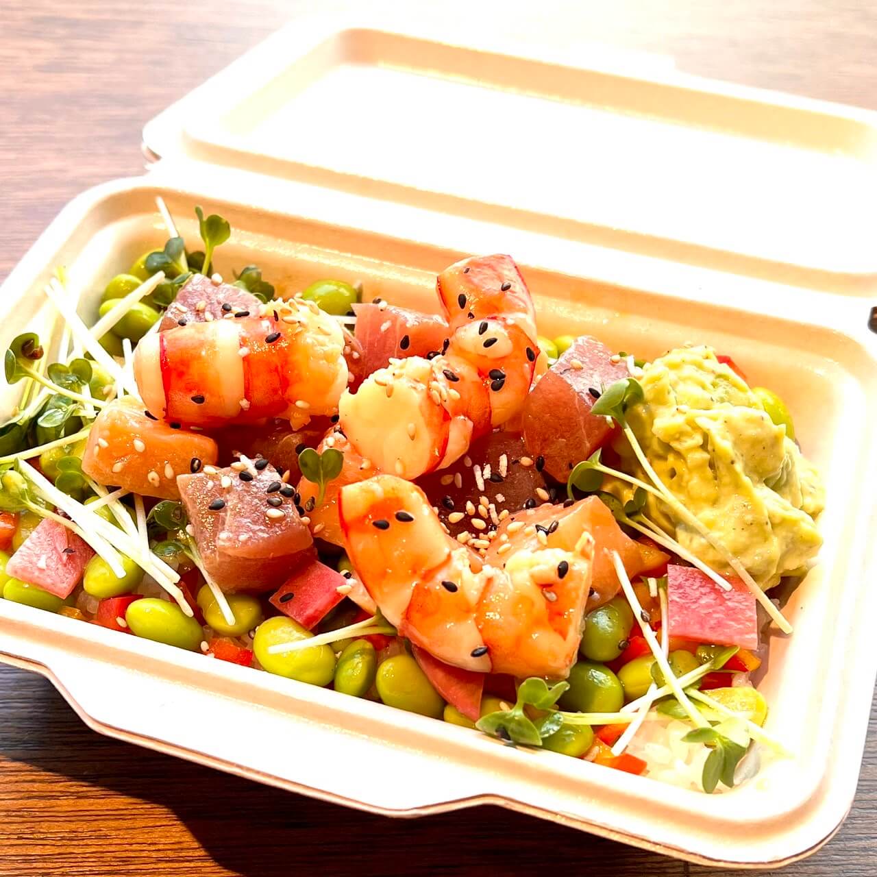 ハワイのローカルフードポキ。ご飯の上にダイスカットした、魚や野菜が盛り付けられている