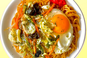 ソース焼きそばの上に、横浜名物サンマー麺のような熱々の野菜あんと目玉焼きが載った焼きそば