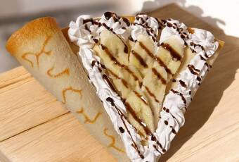 スライスしたバナナ6枚を囲むように生クリームがたっぷり入った、もちもち食感のクレープ