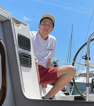 ボートに腰掛けるABESTREEMさん