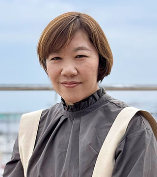 正面を見て微笑む穴澤さん