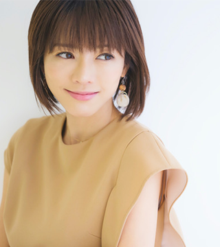 視線を右へ向けて微笑む釈さん